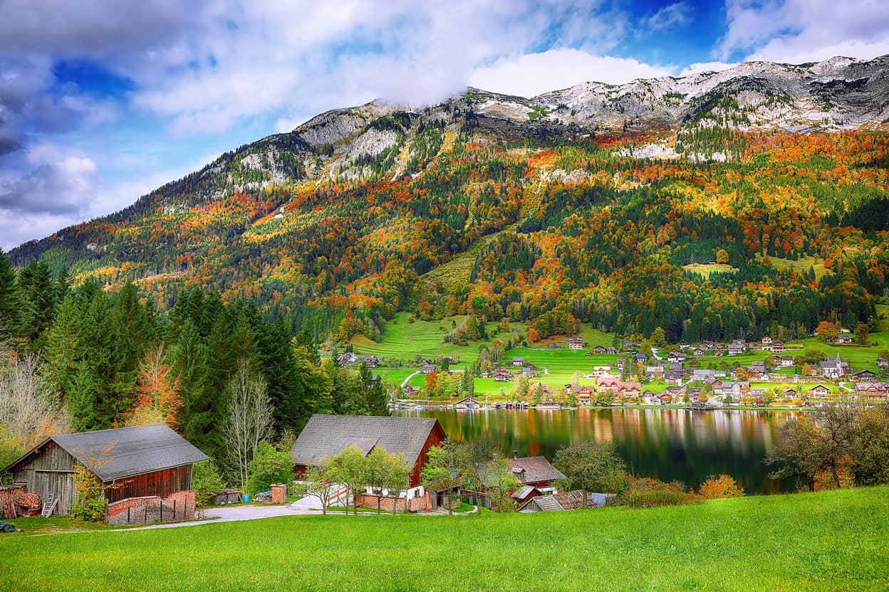 idyllic-autumn-scene-in-grundlsee-lake-2021-08-30-03-12-35-utc.jpg
